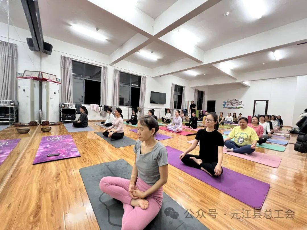 冬日“瑜”光 “伽”倍美好——元江县总J9九游会 九游会J9工会2024年第一期健身瑜伽职工素质提升培训活动开课啦(图2)
